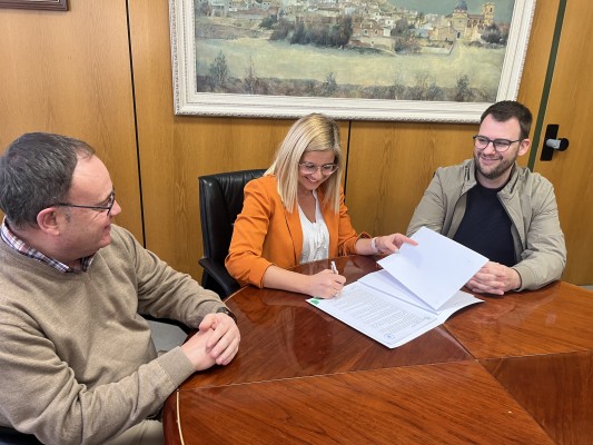 Petrer y la promotora de Luvi firman un convenio para desarrollar el sector cuando se apruebe la reparcelación