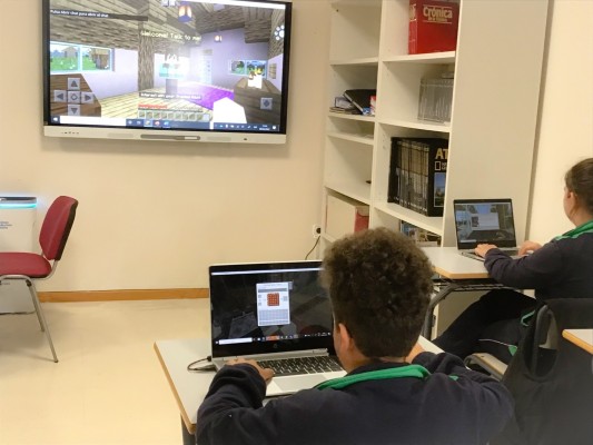 Jugar a videojuegos como Minecraft en las aulas mejora el rendimiento de los alumnos