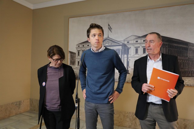 Más País y Compromís fuerzan la votación a viva voz del impuesto a la banca 
