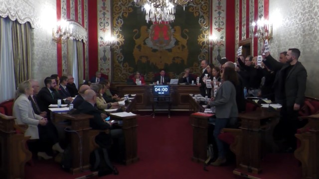 Alicante valida la ordenanza del agua y congela el sueldo a los ediles entre una batalla por la Memoria