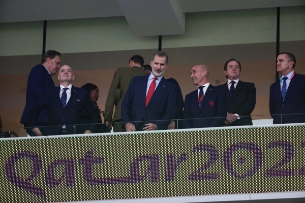Felipe VI baja al vestuario tras el 7-0: 