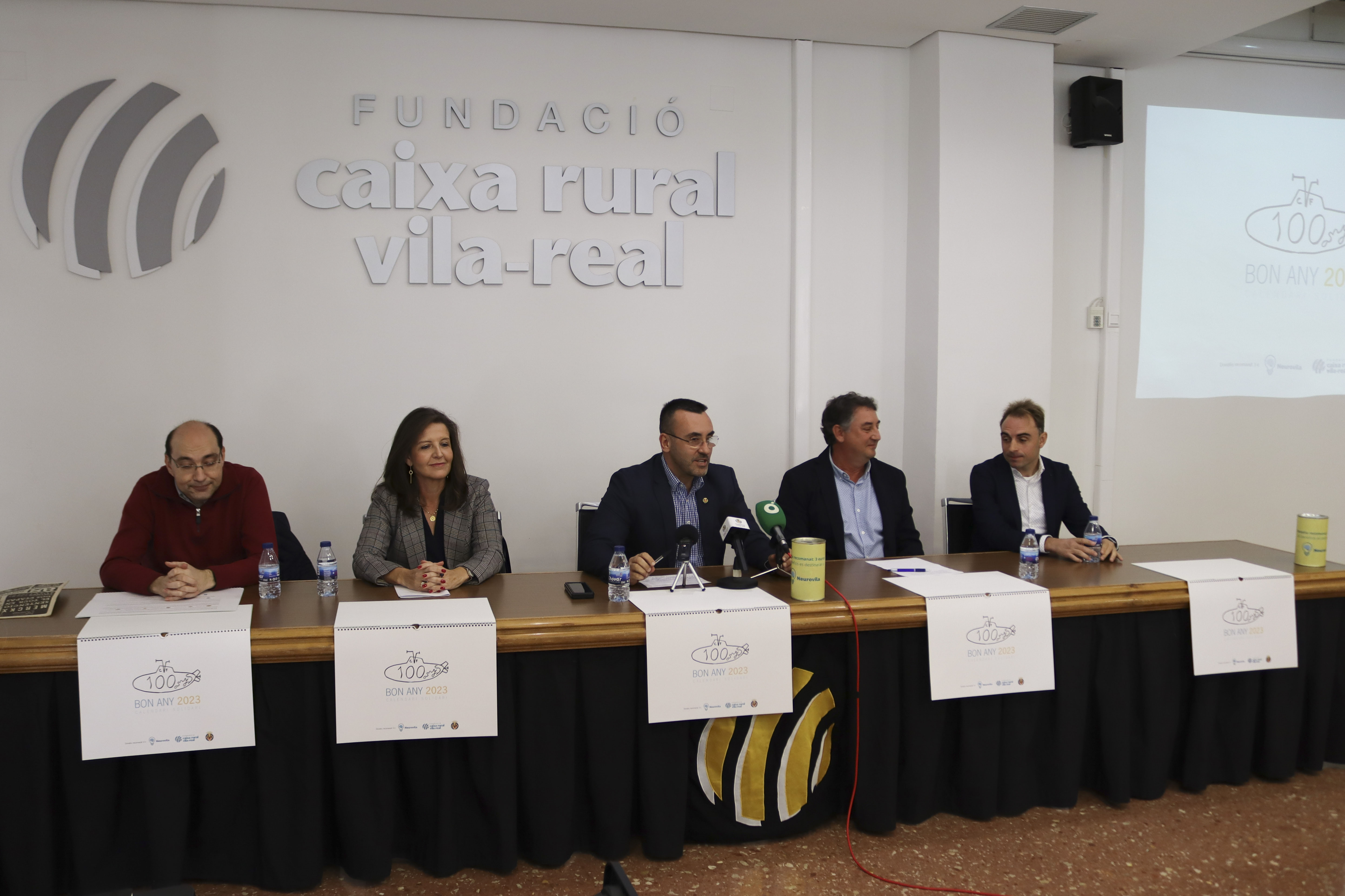 Caixa Rural Vila-real presenta su calendario solidario, dedicado al centenario del Villarreal CF