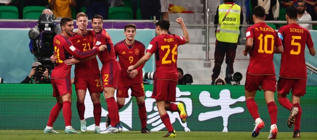 España golea y pasa la presión a sus rivales de grupo