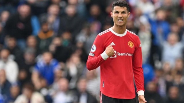 Sancionan a Cristiano con dos partidos por tirar el móvil de un aficionado