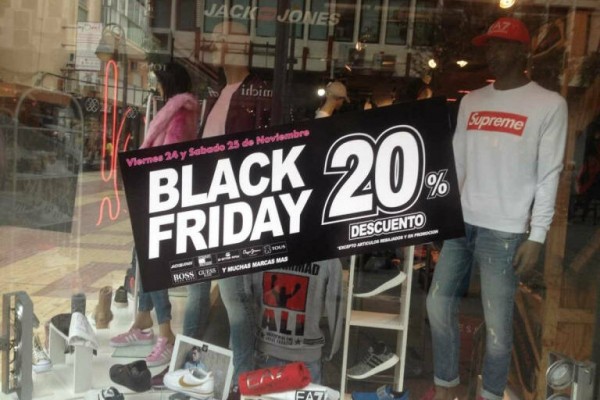 La OCU denuncia que el 99% de las rebajas anunciadas por el Black Friday no son reales

