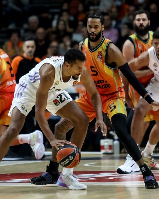 El Madrid exprime su empuje inicial ante un Valencia que mejora tarde