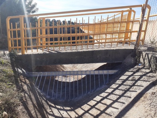 Instalan una reja en la cuneta del puente de la CV-10 para evitar la llegada de residuos al Mijares