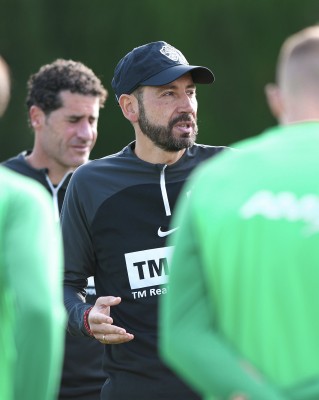 Machín dirige su primera sesión con cinco ausencias en el grupo
