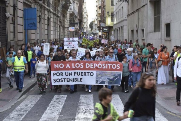 25 asociaciones de vecinos instan al Gobierno a retirar su recurso por los depósitos del Puerto