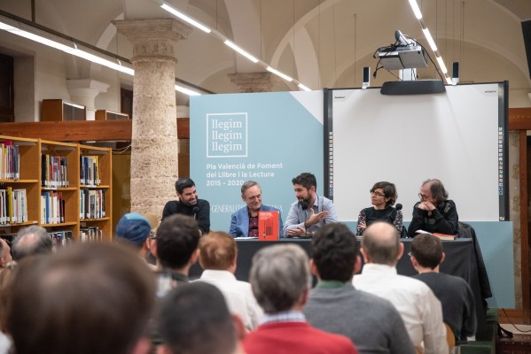 Un centenar de persones acullen la presentació del nou libre de Carles Fenollosa