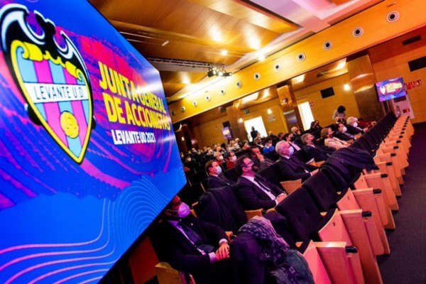 Las cuentas del ejercicio 21/22 del Levante: pérdidas de 22 millones y un gasto de 4 kilos en cuerpo técnico