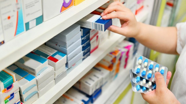 ¿Faltan medicamentos en las farmacias?