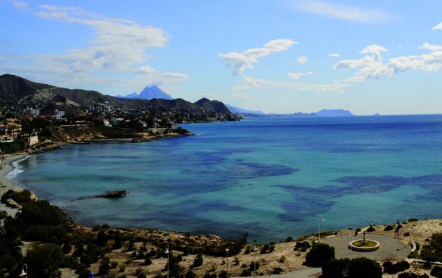 El Síndic apremia a El Campello a adecuar la red de saneamiento para evitar más vertidos en la Playa de la Almadraba
