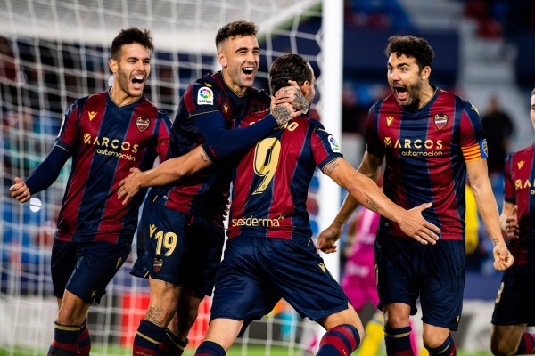 Soldado, Postigo, Wesley, Iborra, Joni y Álex Muñoz, al borde de la sanción
