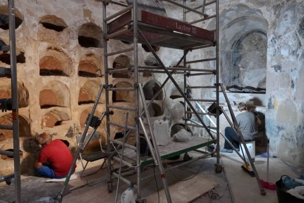 La Muralla Púnica empieza a 'recibir' cuidados para consolidar la cripta, una construcción del siglo XVII
