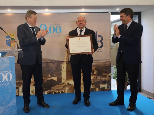 La Diputación entrega al alcalde de L’Alquería d’Asnar el título de Hijo Predilecto de la Provincia 