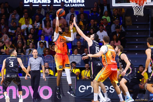 El Valencia cae ante un Lenovo Tenerife que sigue intratable en casa