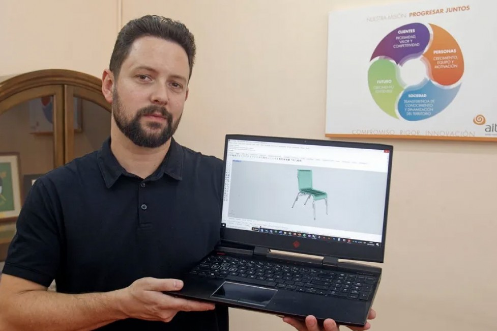 Lucas Frochoso, diseñador de una silla ecosostenible (Foto: EFE) - 