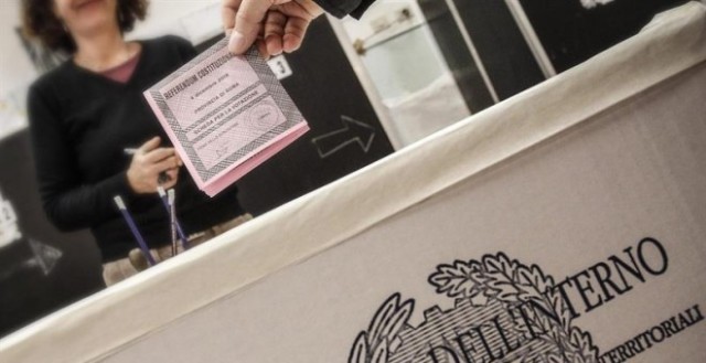 La participación en el referéndum italiano alcanza el 57%