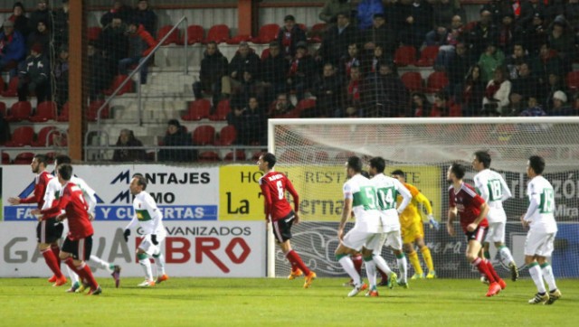 El Elche se queda a dos puntos del play off