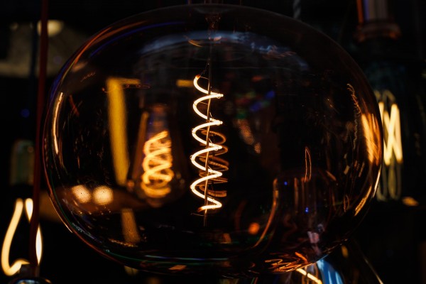 El precio de la luz se desploma a su nivel más bajo del año