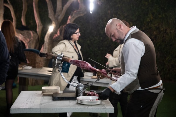 Un cóctel especial con 'showcooking' de brasas como colofón al cuarto aniversario de Petímetre