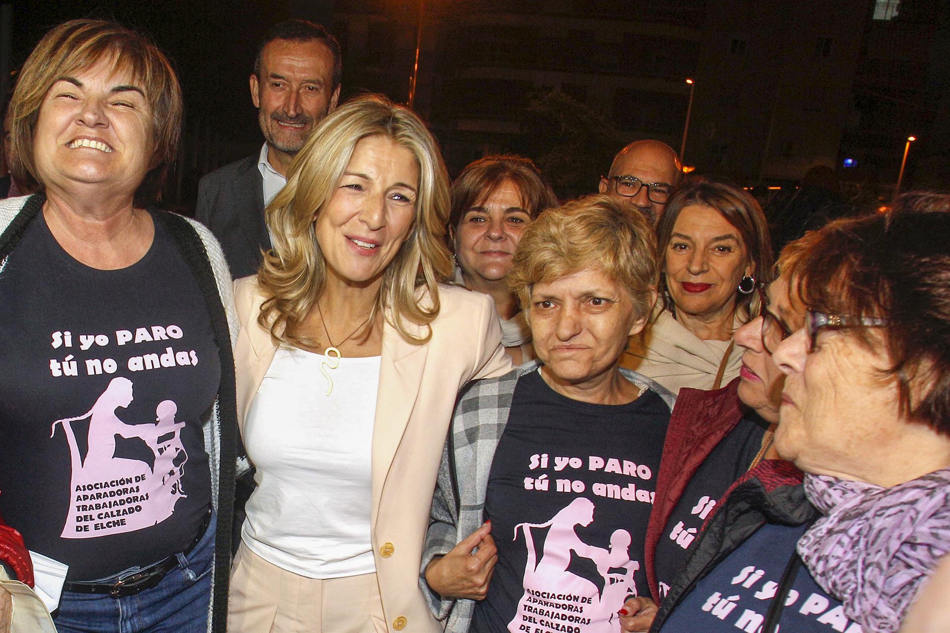 Yolanda Díaz arropa a las aparadoras del calzado en Elche y evita responder las críticas de Iglesias