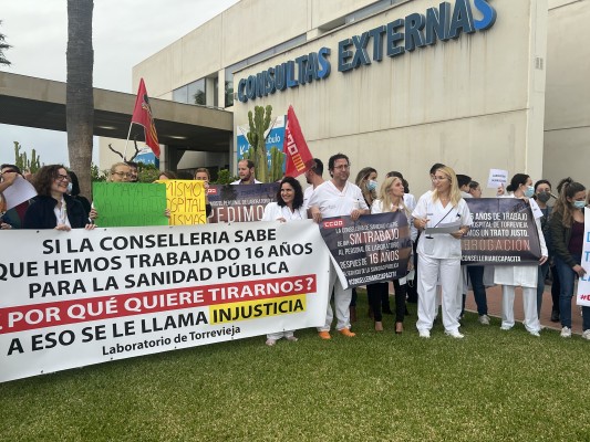 Doble protesta en el Hospital de Torrevieja: nuevo convenio y subrogación de personal de laboratorio