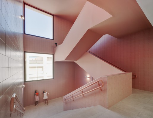 Unes portes rosa, un hort per al menjador i una escola que sembla casa