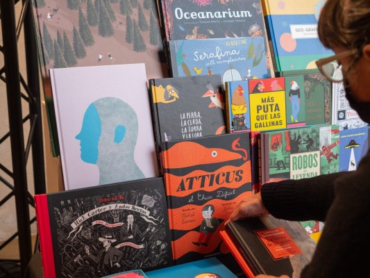 Los iconos de la literatura ilustrada pueblan el cartel de Mariana Rio para Baba Kamo