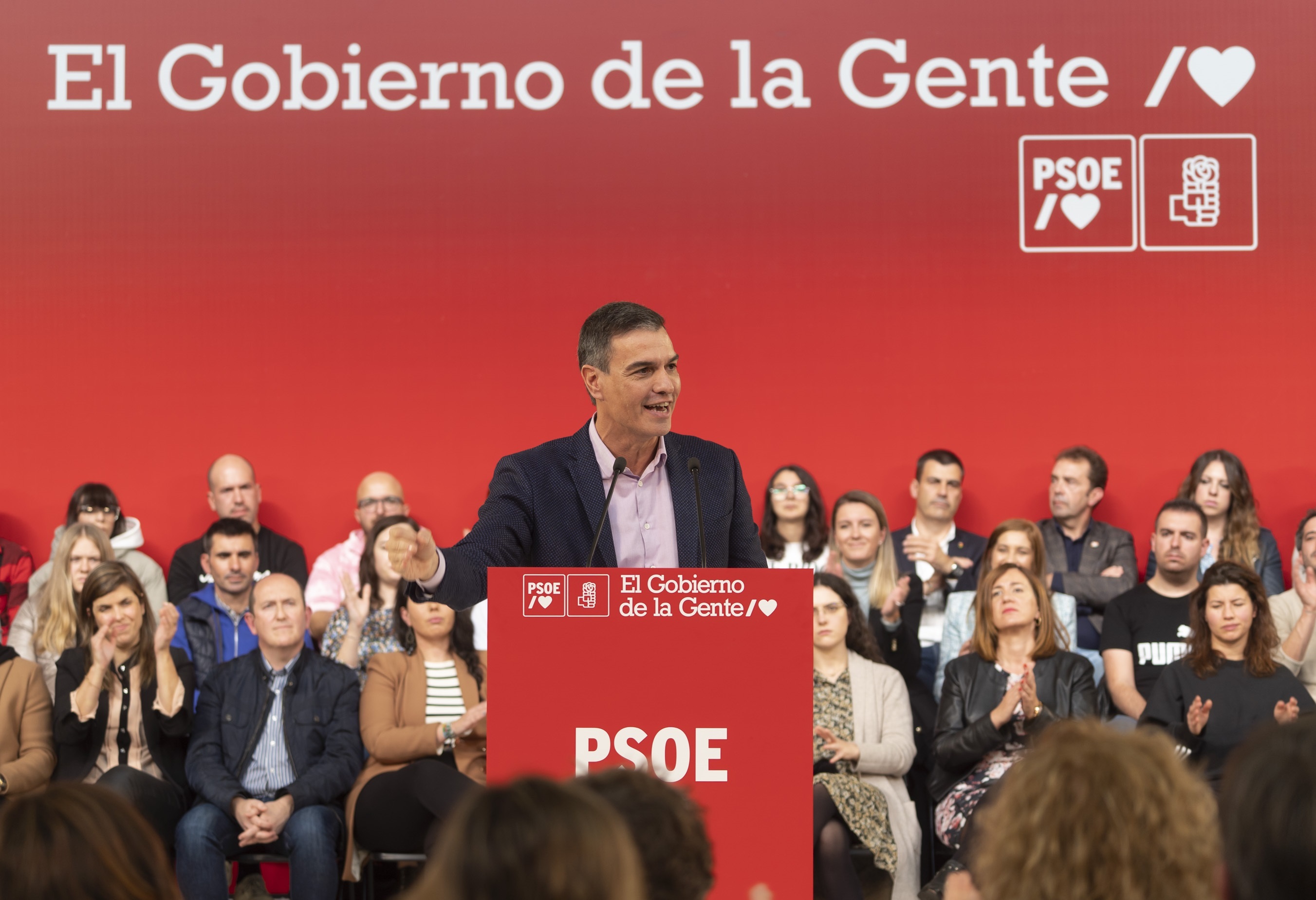 El CIS amplía a 5,5 puntos la ventaja del PSOE al estimar una caída del PP de punto y medio
