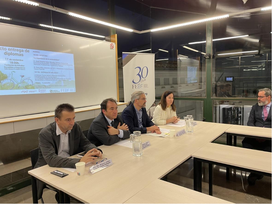 De izquierda a derecha: D. Paco Alós, Director de RSC y Relaciones Institucionales del Banco Popular, D. Manuel Illueca, Director General del Instituto Valenciano de Finanzas, D. José Vicente Soler, Director General de Economía Sostenible de la Conse - 