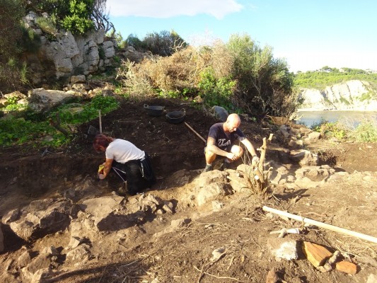 Hallan una villa y tumbas en el Portitxol de Xàbia que evidencian la ocupación tras la época romana

