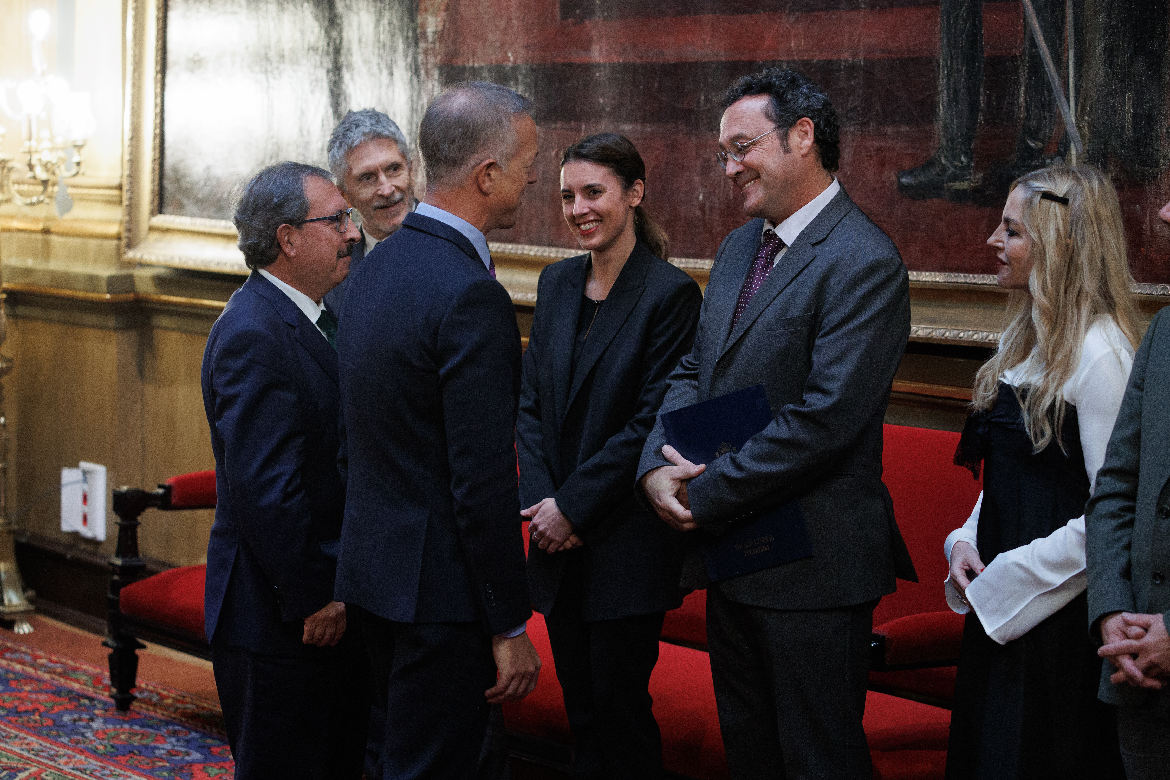 En la primera fila, el presidente del Consejo General del Poder Judicial, el vocal Rafael Mozo (1i) y el presidente del Senado, Ander Gil (2i), saludan al ministro de Interior, Fernando Grande-Marlaska; la ministra de Igualdad, Irene Montero; el Fisc - 