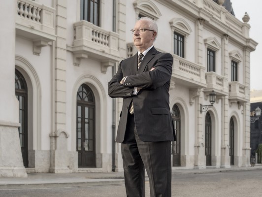 El candidato López Bellido denuncia que el Colegio de Economistas no le da suficientes papeletas