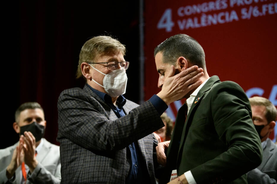 El código ético del PSOE desautoriza el cobro por asistencias de los cargos públicos