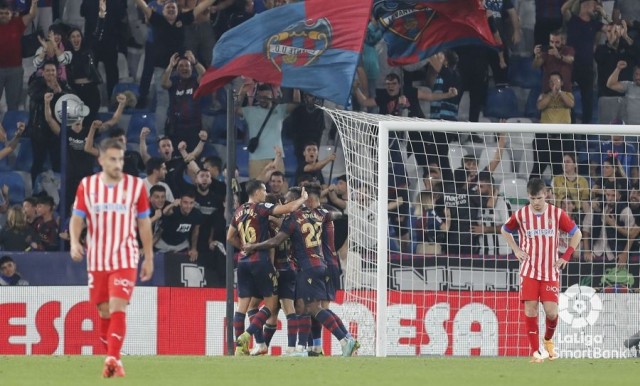 Doce detenidos en Valencia por irrumpir violentamente en una peña tras el Levante - Sporting