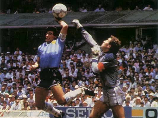 Subastan el balón de la 'Mano de Dios' de Diego Armando Maradona por más de dos millones de euros