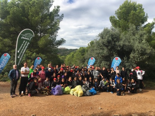 Un grupo de estudiantes recoge más de 50.000 kilos de residuos en la playa de la Renegà