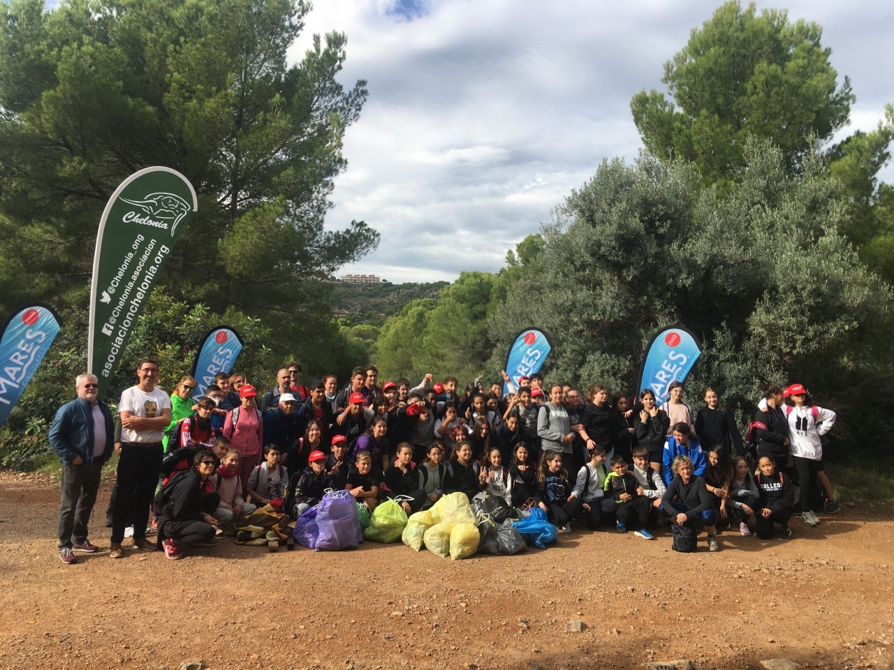 Un grupo de estudiantes recoge más de 50.000 kilos de residuos en la playa de la Renegà