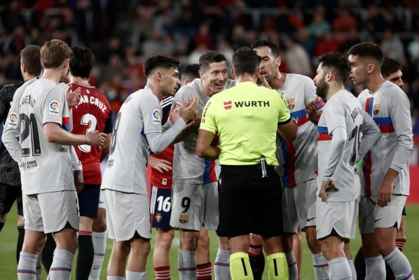 Tres partidos a Lewandowski y cuatro a Piqué