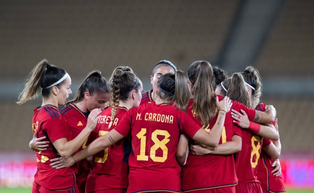 Las paradas de Misa y un gol de Redondo dan el triunfo a España sobre Japón
