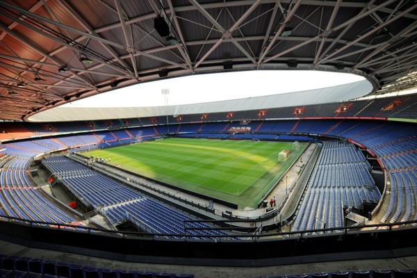 UEFA sanciona al Feyenoord con el cierre parcial de su estadio y tres multas
