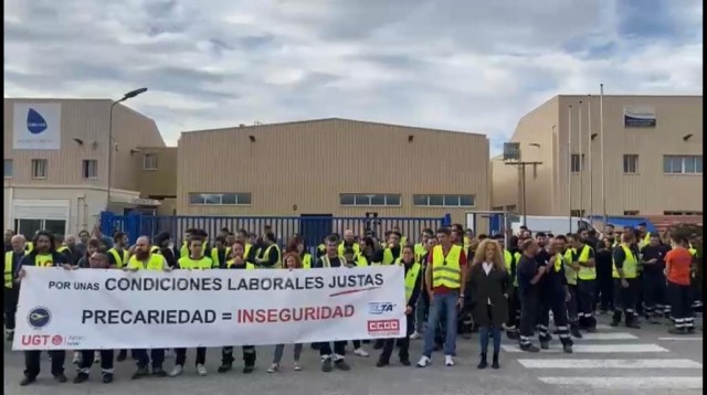 La plantilla de Babcock se reúne en Alicante con la compañía en plena protesta contra la congelación salarial  
