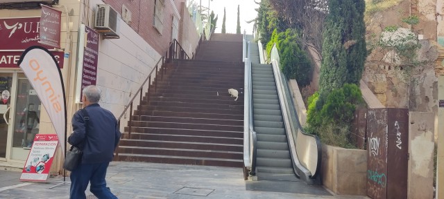 La escalera mecánica que accede al Molinete se convierte en un pozo sin fondo: 200.000 euros gastados en reparaciones 