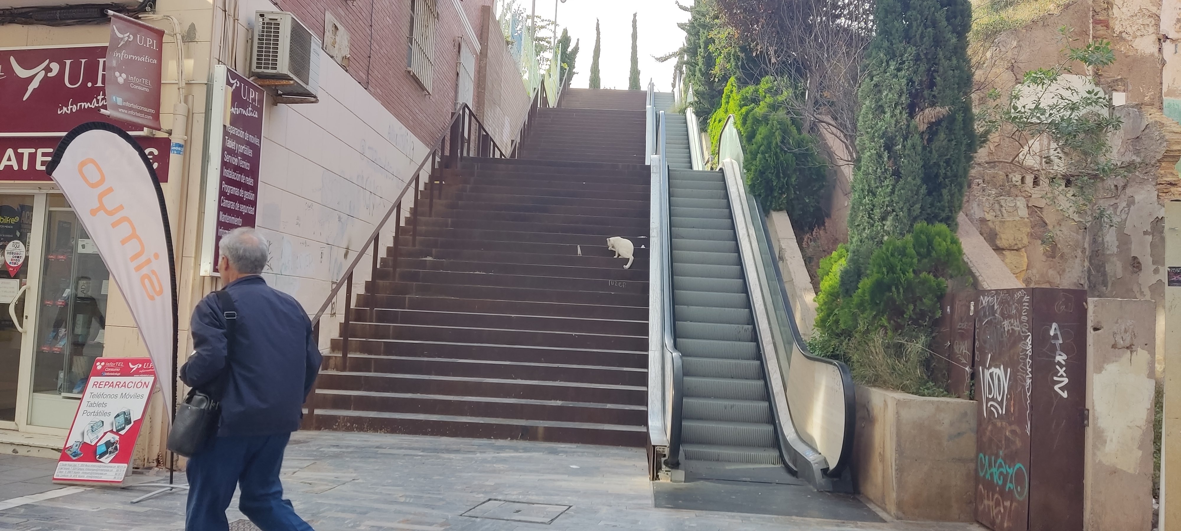 La escalera mecánica que accede al Molinete se convierte en un pozo sin fondo: 200.000 euros gastados en reparaciones 