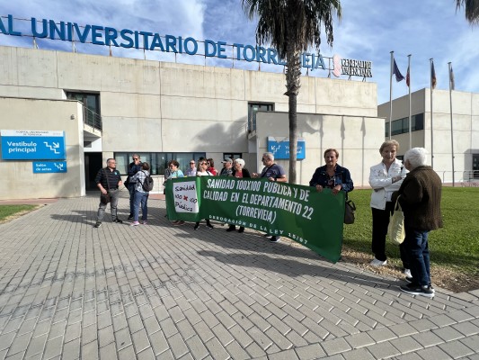 La plataforma por la sanidad 100x100 pública suspende al Hospital de Torrevieja y pide mejoras