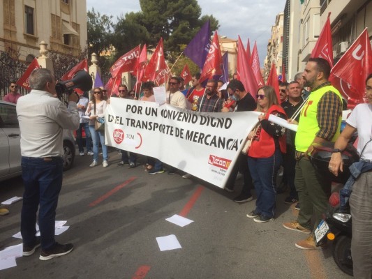 CCOO y UGT se concentran para exigir a Fetrama 