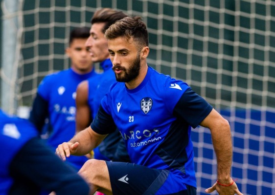 Saracchi ya pisa césped en Buñol