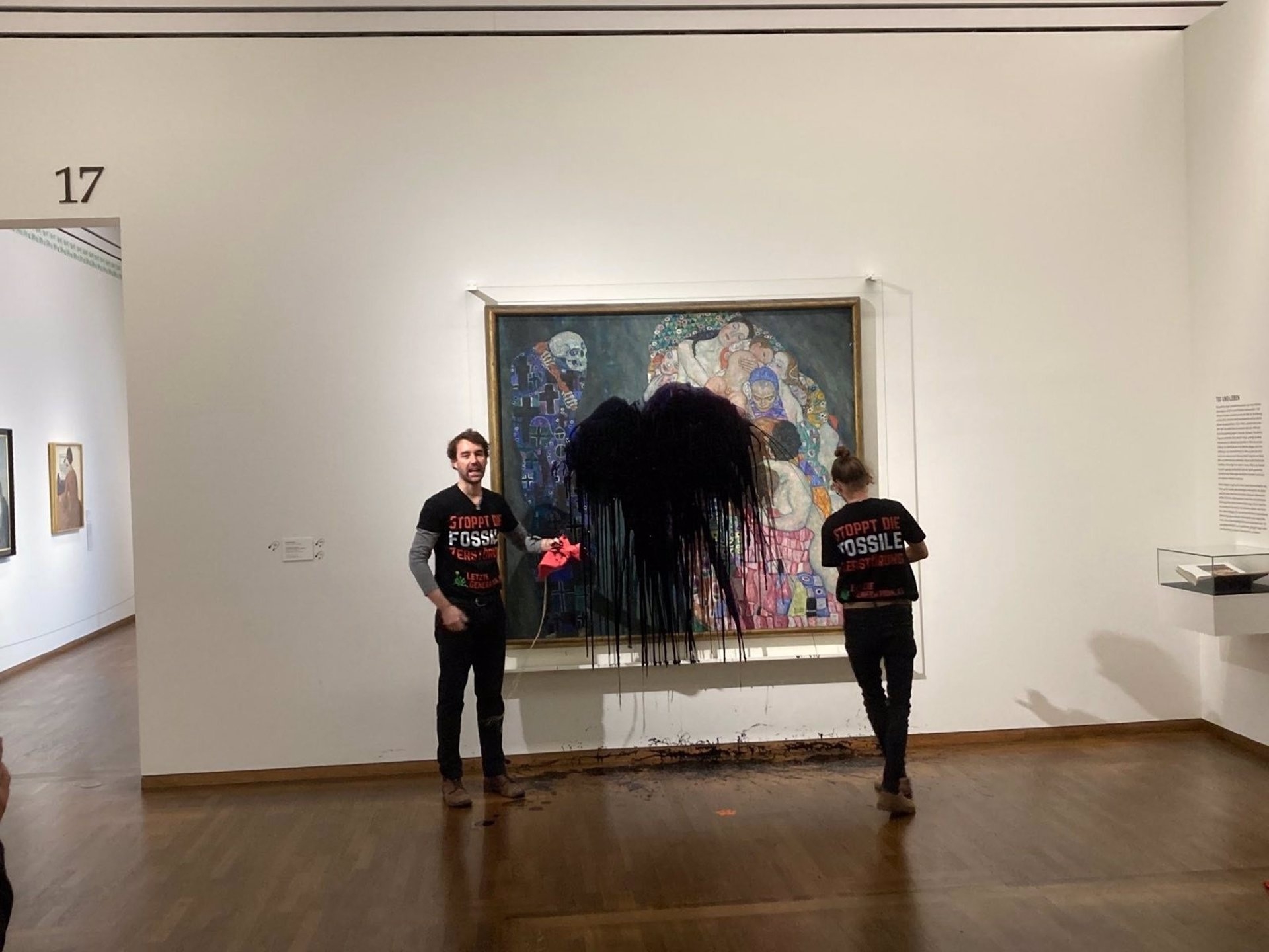 Activistas ecologistas rocían con líquido negro un cuadro de Klimt en Viena
